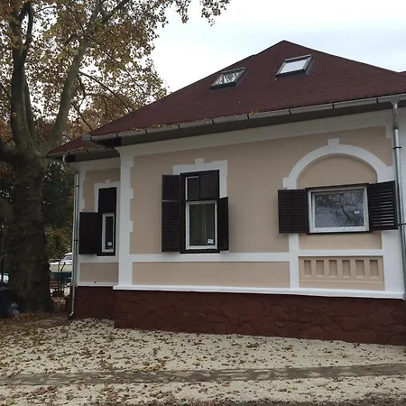 Smeraldo Kastely Szallo Casa de hóspedes *